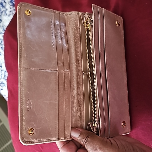 Prada - Picture 9 of 11